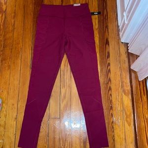 Victoria’s Secret Knockout Leggings in Berry